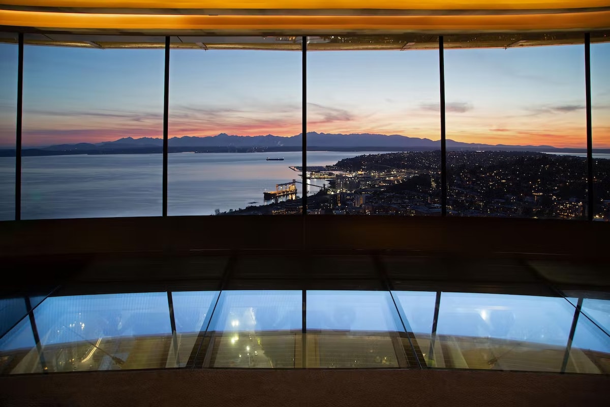 the loupe lounge in the space needle