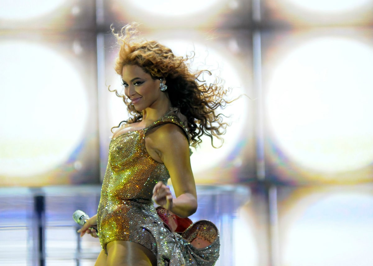 beyonce performing on stage