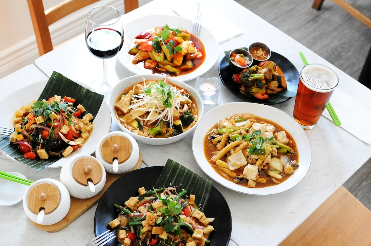 vegan thai restaurant araya's place in seattle